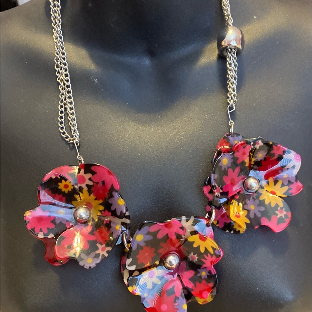 Necklace bib lucite flowers floral vintage